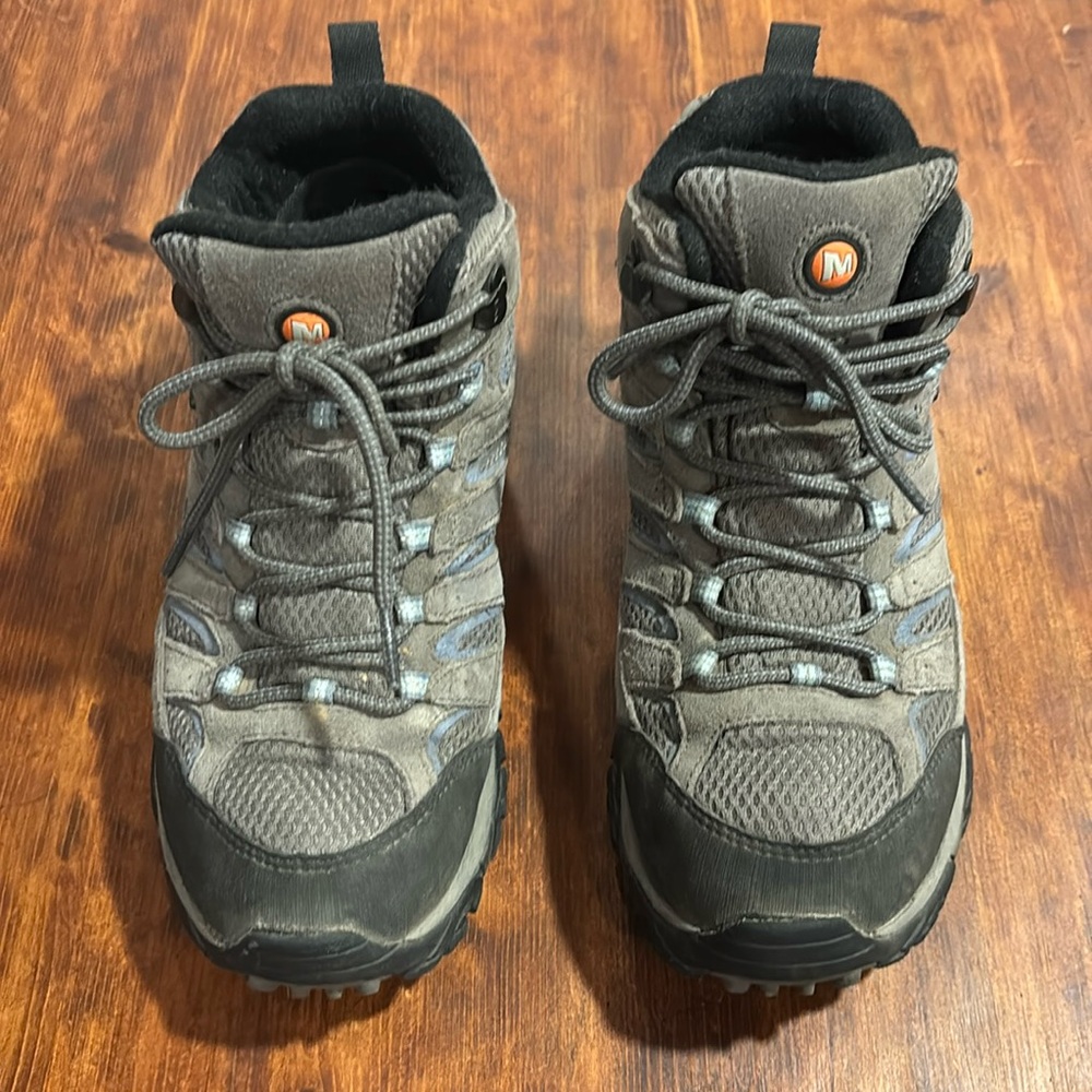 Merrill Woman’s Moab Hiking Boots. Size 8.5. Euro 39. Gray/Periwinkle.